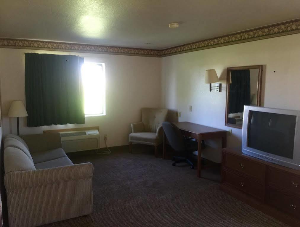 Super 8 By Wyndham Shenandoah Hotel Exterior foto