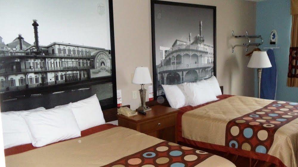 Super 8 By Wyndham Shenandoah Hotel Exterior foto